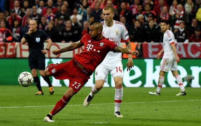05.04.2016, xjhx, Fussball Champions League, FC Bayern Muenchen - Benfica Lissabon, emspor, v.l. Arturo Vidal (FC Bayern Muenchen), Victor Lindeloef (Benfica Lissabon)