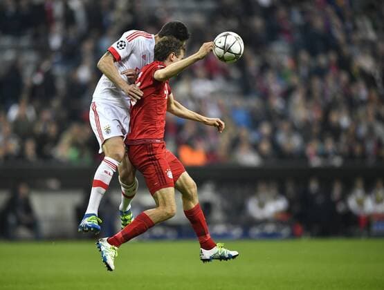 Kopfballduell, Zweikampf, Aktion Thomas Müller FC Bayern München gegen Jardel Benfica Lissabon FC Bayern München FCB vs Benfica Lissabon UEFA Champions-League CL Viertelfinale Hinspiel Saison 2015 2016 München Allianz Arena 05.04.2016 FC Bayern München FCB vs Benfica Lissabon