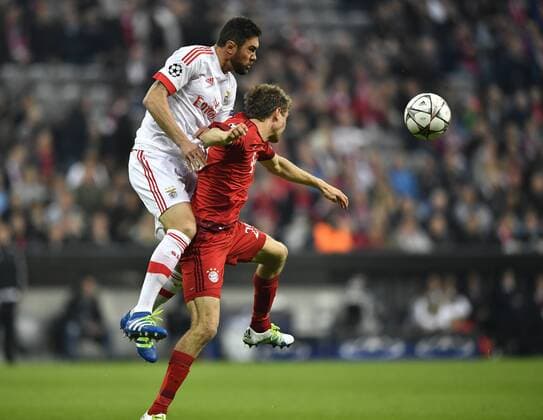 Kopfballduell, Zweikampf, Aktion Thomas Müller FC Bayern München gegen Jardel Benfica Lissabon FC Bayern München FCB vs Benfica Lissabon UEFA Champions-League CL Viertelfinale Hinspiel Saison 2015 2016 München Allianz Arena 05.04.2016 FC Bayern München FCB vs Benfica Lissabon