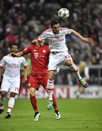 Kopfballduell, Zweikampf, Aktion Robert Lewandowski FC Bayern München gegen Jardel Benfica Lissabon FC Bayern München FCB vs Benfica Lissabon UEFA Champions-League CL Viertelfinale Hinspiel Saison 2015 2016 München Allianz Arena 05.04.2016 FC Bayern München FCB vs Benfica Lissabon