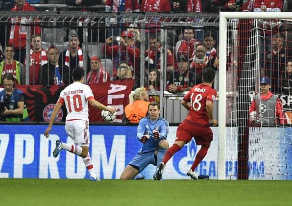 Torwart Manuel Neuer FC Bayern München entschärft Schuss Torschuss von Nicolas Gaitan Benfica Lissabon Parade FC Bayern München FCB vs Benfica Lissabon UEFA Champions-League CL Viertelfinale Hinspiel Saison 2015 2016 München Allianz Arena 05.04.2016 FC Bayern München FCB vs Benfica Lissabon