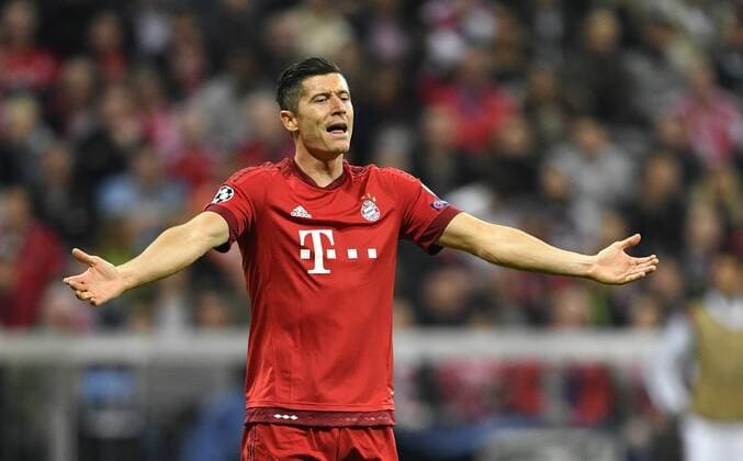 Robert Lewandowski FC Bayern München unzufrieden Gestik, Geste FC Bayern München FCB vs Benfica Lissabon UEFA Champions-League CL Viertelfinale Hinspiel Saison 2015 2016 München Allianz Arena 05.04.2016 FC Bayern München FCB vs Benfica Lissabon