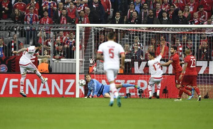 Lissabon vergibt mehrere hochkarätige Chancen vor Torwart Manuel Neuer FC Bayern München Aktion Torraumszene FC Bayern München FCB vs Benfica Lissabon UEFA Champions-League CL Viertelfinale Hinspiel Saison 2015 2016 München Allianz Arena 05.04.2016 FC Bayern München FCB vs Benfica Lissabon