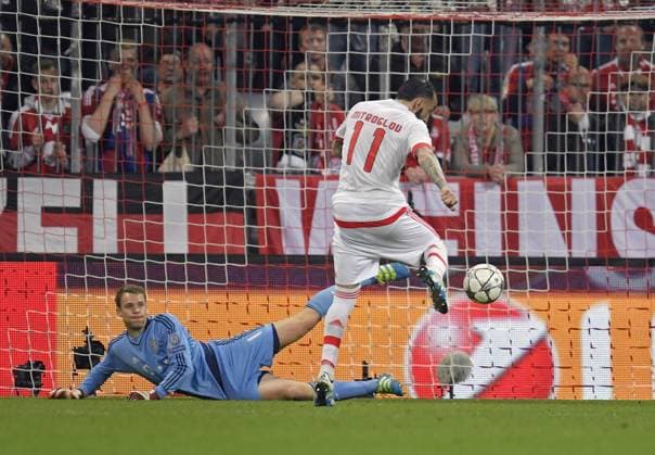 Bilder des Tages - SPORT 05.04.2016, Fussball Championsleague 2015 2016, Viertelfinale Hinspiel, FC Bayern München - Benfica Lissabon, in der Allianzarena München. Torwart Manuel Neuer (li, FC Bayern München) pariert einen Schuss von Konstantinos Mitroglu (Benfica Lissabon). 