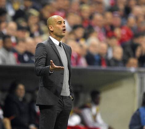 05.04.2016, Fussball Championsleague 2015 2016, Viertelfinale Hinspiel, FC Bayern München - Benfica Lissabon, in der Allianzarena München. Trainer Pep Guardiola (FC Bayern München) ratlos. 