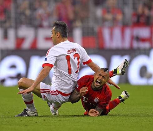 05.04.2016, Fussball Championsleague 2015 2016, Viertelfinale Hinspiel, FC Bayern München - Benfica Lissabon, in der Allianzarena München. v.li: Jonas (Benfica Lissabon) gegen Arturo Vidal (FC Bayern München). 