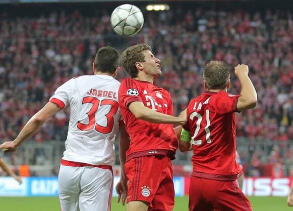 Thomas MUELLER, MÜLLER, FCB 25 Philipp Lahm (FCB 21) Zweikampf , Aktion um den Ball gegen JARDEL, Liss 33 FC BAYERN MUENCHEN - BENFICA LISSABON Quarterfinal, Football UEFA Champions League, Munich, 05.04.2016 CL Saison 2015 2016