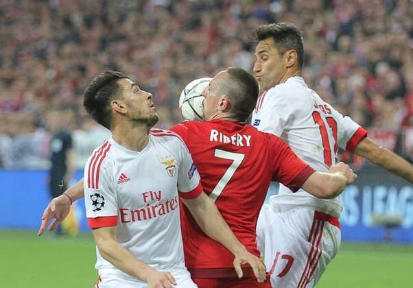 Franck RIBERY, FCB 7 Zweikampf , Aktion um den Ball gegen JONAS, Liss 17 PIZZI, Liss 21 FC BAYERN MUENCHEN - BENFICA LISSABON Quarterfinal, Football UEFA Champions League, Munich, 05.04.2016 CL Saison 2015 2016