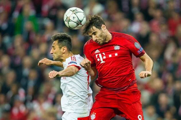 Dienstag 05.04.2016, CL, UEFA Champions League, Saison 2015 2016, Viertelfinale, Hinspiel in Muenchen, FC Bayern Muenchen - Benfica Lissabon, v-l Jonas (Benfica Lissabon 17) Javier Martinez (FC Bayern 8) DeFodi507