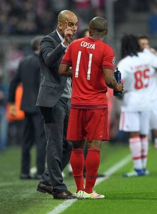 FUSSBALL CHAMPIONS LEAGUE SAISON 2015 2016 VIERTELFINALE HINSPIEL FC Bayern Muenchen - Benfica Lissabon 05.04.2016 Trainer Pep Guardiola (li) und Douglas Costa (re, beide FC Bayern Muenchen) 