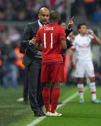 FUSSBALL CHAMPIONS LEAGUE SAISON 2015 2016 VIERTELFINALE HINSPIEL FC Bayern Muenchen - Benfica Lissabon 05.04.2016 Trainer Pep Guardiola (li) und Douglas Costa (re, beide FC Bayern Muenchen) 