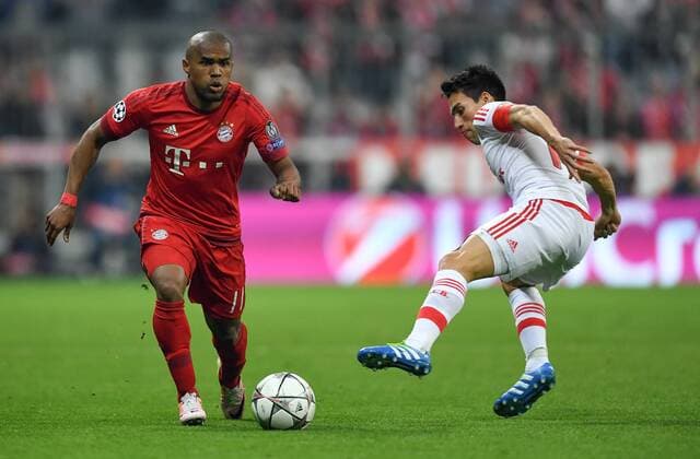FUSSBALL CHAMPIONS LEAGUE SAISON 2015 2016 VIERTELFINALE HINSPIEL FC Bayern Muenchen - Benfica Lissabon 05.04.2016 Arturo Vidal (li, FC Bayern Muenchen) enteilt Nicolas Gaitan (Benfica Lissabon) 