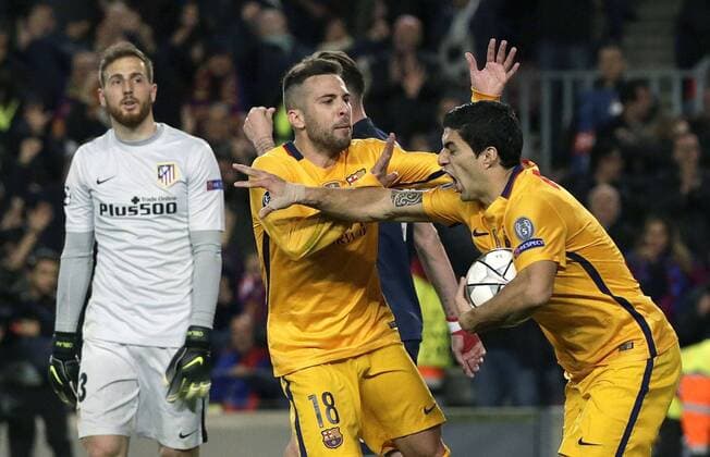FC Barcelona Barca Uruguayan forward Luis Suarez (R) celebrates his first goal before Atletico de Madrid during a Champions league quarter final first leg match held at Camp Nou stadium in Barcelona, Catalonia, Spain, 5 April 2016. FC BARCELONA VS ATLETICO DE MADRID !ACHTUNG: NUR REDAKTIONELLE NUTZUNG!  BCN025 20160405-635954919558844097