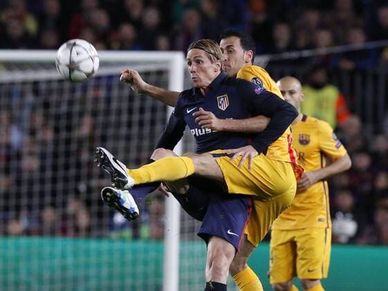 05.04.2016 Nou Camp, Barcelona, Spain. Uefa Champions League Quarter-finals 1st leg. FC Barcelona Barca against Atletico de Madrid. Fernando Torres beats Sergio Busquets to the ball xJomax  ActionPlus11725260