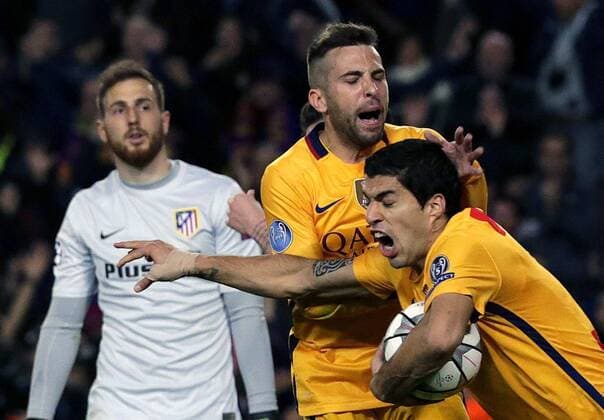 Bilder des Tages - SPORT FC Barcelona Barca Uruguayan forward Luis Suarez (R) celebrates his first goal before Atletico de Madrid with team mate Jordi Alba during a Champions league quarter final first leg match held at Camp Nou stadium in Barcelona, Catalonia, Spain, 5 April 2016. FC BARCELONA VS ATLETICO DE MADRID !ACHTUNG: NUR REDAKTIONELLE NUTZUNG!  BCN026 20160405-635954920175044097