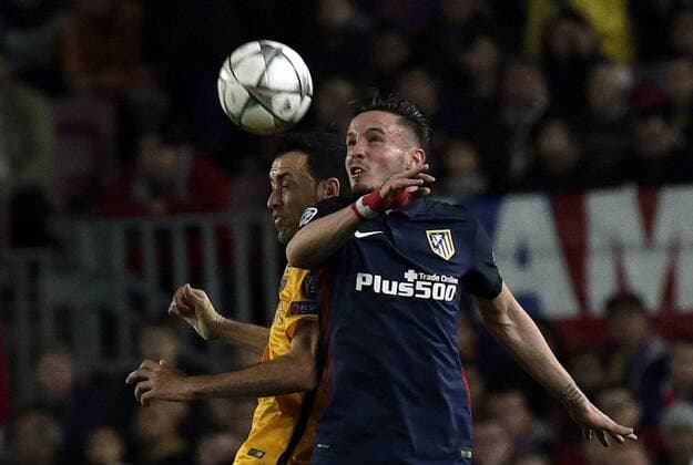 FC Barcelona Barca Spanish midfielder Sergio Busquets (L) and Atletico de Madrid Spanish midfielder Saul Niguez fight for the ball during a Champions league quarter final first leg match held at Camp Nou stadium in Barcelona, Catalonia, Spain, 5 April 2016. FC BARCELONA VS ATLETICO DE MADRID !ACHTUNG: NUR REDAKTIONELLE NUTZUNG!  BCN028 20160405-635954920819636097