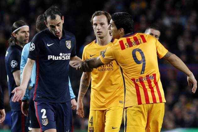 FC Barcelona Barca Uruguayan forward Luis Suarez (R) argues with Atletico de Madrid Uruguayan defense Diego Godin (L) during a Champions league quarter final first leg match held at Camp Nou stadium in Barcelona, Catalonia, Spain, 5 April 2016. FC BARCELONA VS ATLETICO DE MADRID !ACHTUNG: NUR REDAKTIONELLE NUTZUNG!  BCN030 20160405-635954922100396097