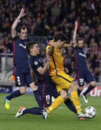 FC Barcelona Barca Uruguayan forward Luis Suarez (R) and Atletico de Madrid Spanish defense Lucas Hernandez fight for the ball during a Champions league quarter final first leg match held at Camp Nou stadium in Barcelona, Catalonia, Spain, 5 April 2016. FC BARCELONA VS ATLETICO DE MADRID !ACHTUNG: NUR REDAKTIONELLE NUTZUNG!  BCN032 20160405-635954922743740097