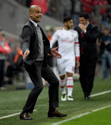 05.04.2016, xjhx, Fussball Champions League, FC Bayern Muenchen - Benfica Lissabon, emspor, v.l. Josep Pep Guardiola (Trainer FC Bayern Muenchen) gibt Anweisungen, gestikuliert, mit den Armen gestikulieren gives instructions, gesticulate, gesticolando.