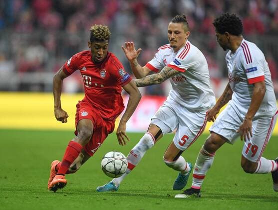 FUSSBALL CHAMPIONS LEAGUE SAISON 2015 2016 VIERTELFINALE HINSPIEL FC Bayern Muenchen - Benfica Lissabon 05.04.2016 Kingsley Coman (li, FC Bayern Muenchen) gegen Ljubomir Fejsa (Mitte) und Eliseu (re, beide Benfica Lissabon) 