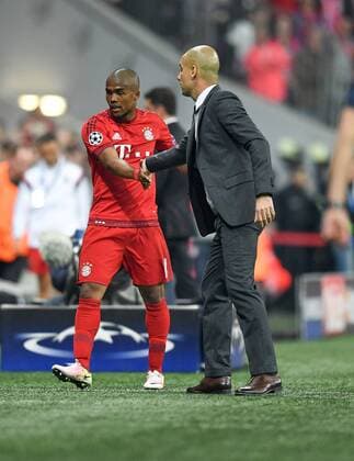 FUSSBALL CHAMPIONS LEAGUE SAISON 2015 2016 VIERTELFINALE HINSPIEL FC Bayern Muenchen - Benfica Lissabon 05.04.2016 Auswechslung: Douglas Costa (li) und Trainer Pep Guardiola (re, beide FC Bayern Muenchen) 