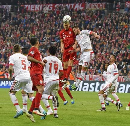 05.04.2016, Fussball Championsleague 2015 2016, Viertelfinale Hinspiel, FC Bayern München - Benfica Lissabon, in der Allianzarena München. v.li: Robert Lewandowski (FC Bayern München) gegen Jardel (Benfica Lissabon). 
