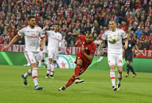 05.04.2016, Fussball Championsleague 2015 2016, Viertelfinale Hinspiel, FC Bayern München - Benfica Lissabon, in der Allianzarena München. Arturo Vidal (FC Bayern München) Schuss gegen Victor Lindelöf (re, Benfica Lissabon). 