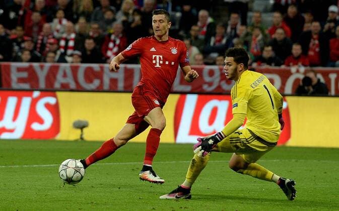 05.04.2016, xjhx, Fussball Champions League, FC Bayern Muenchen - Benfica Lissabon, emspor, v.l. Robert Lewandowski (FC Bayern Muenchen), Ederson (Benfica Lissabon)