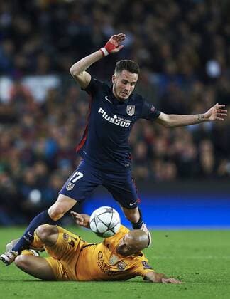 FC Barcelona Barca Argentinian defense Javier Mascherano (down) and Atletico de Madrid Spanish midfielder Saul Niguez fight for the ball during a Champions league quarter final first leg match held at Camp Nou stadium in Barcelona, Catalonia, Spain, 5 April 2016. FC BARCELONA VS ATLETICO DE MADRID !ACHTUNG: NUR REDAKTIONELLE NUTZUNG!  BCN036 20160405-635954928776104097