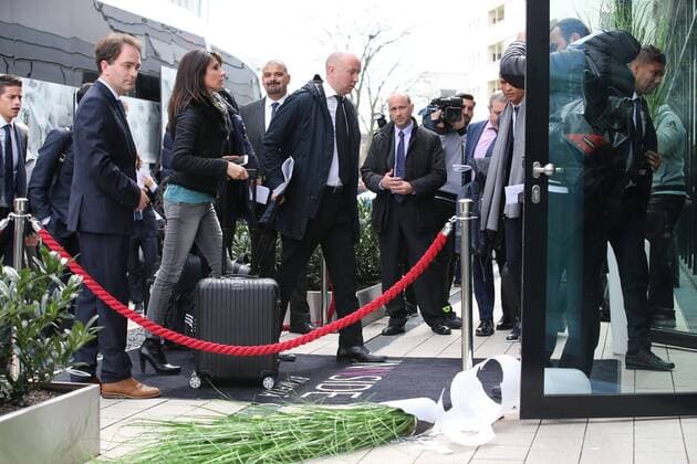 Cristiano Ronaldo (re.,Real Madrid) schaut zur zerstoerten Vase - Champions League Viertelfinale Saison 2015-2016 Ankunft am Innside Hotel in Wolfsburg zum Spiel gegen den VfL Wolfsburg - Deutschland, Fussball, Mann,Männer,05.04.2016
