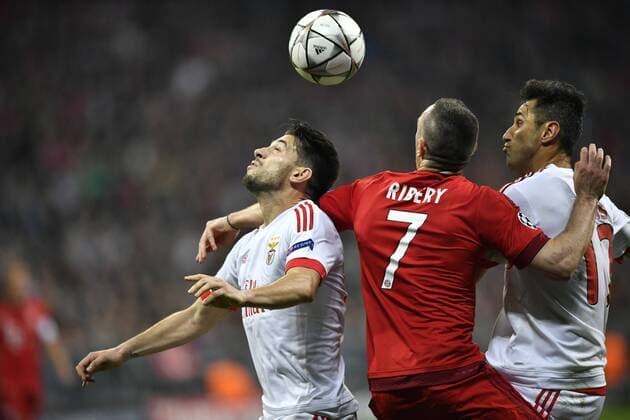 Kopfballduell, Zweikampf, Aktion Franck Ribery FC Bayern München gegen Pizzi Benfica Lissabon FC Bayern München FCB vs Benfica Lissabon UEFA Champions-League CL Viertelfinale Hinspiel Saison 2015 2016 München Allianz Arena 05.04.2016 FC Bayern München FCB vs Benfica Lissabon