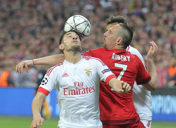 Franck RIBERY, FCB 7 Zweikampf , Aktion um den Ball gegen JONAS, Liss 17 PIZZI, Liss 21 FC BAYERN MUENCHEN - BENFICA LISSABON Quarterfinal, Football UEFA Champions League, Munich, 05.04.2016 CL Saison 2015 2016