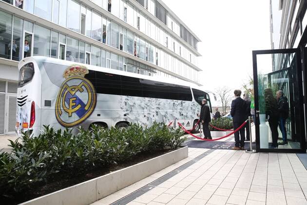 Teambus kommt am Hotel an - Champions League Viertelfinale Saison 2015-2016 Ankunft am Innside Hotel in Wolfsburg zum Spiel gegen den VfL Wolfsburg - Deutschland, Fussball, Mann,Männer,05.04.2016