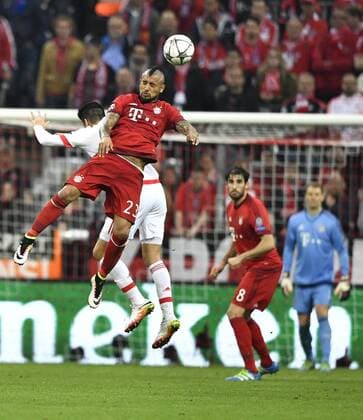 Arturo Vidal FC Bayern München klärt per Kopfball Aktion FC Bayern München FCB vs Benfica Lissabon UEFA Champions-League CL Viertelfinale Hinspiel Saison 2015 2016 München Allianz Arena 05.04.2016 FC Bayern München FCB vs Benfica Lissabon