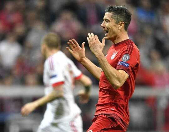 Robert Lewandowski FC Bayern München ärgert sich über vergebene Chance Torchance Gestik, Geste sauer FC Bayern München FCB vs Benfica Lissabon UEFA Champions-League CL Viertelfinale Hinspiel Saison 2015 2016 München Allianz Arena 05.04.2016 FC Bayern München FCB vs Benfica Lissabon