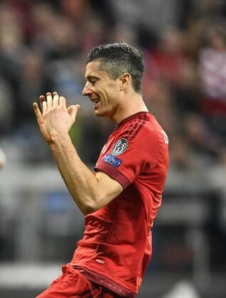 Robert Lewandowski FC Bayern München ärgert sich über vergebene Chance Torchance Gestik, Geste sauer FC Bayern München FCB vs Benfica Lissabon UEFA Champions-League CL Viertelfinale Hinspiel Saison 2015 2016 München Allianz Arena 05.04.2016 FC Bayern München FCB vs Benfica Lissabon