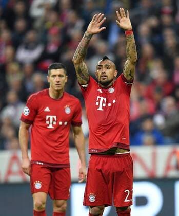 FUSSBALL CHAMPIONS LEAGUE SAISON 2015 2016 VIERTELFINALE HINSPIEL FC Bayern Muenchen - Benfica Lissabon 05.04.2016 Die Haende zum Himmel...... Arturo Vidal (FC Bayern Muenchen) macht mit. 