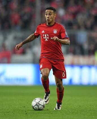 FUSSBALL CHAMPIONS LEAGUE SAISON 2015 2016 VIERTELFINALE HINSPIEL FC Bayern Muenchen - Benfica Lissabon 05.04.2016 Thiago Alcantara (FC Bayern Muenchen) 