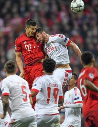Themen der Woche - SPORT Bilder des Tages - SPORT FUSSBALL CHAMPIONS LEAGUE SAISON 2015 2016 VIERTELFINALE HINSPIEL FC Bayern Muenchen - Benfica Lissabon 05.04.2016 Robert Lewandowski (li, FC Bayern Muenchen) gegen Jardel (re, Benfica Lissabon) 