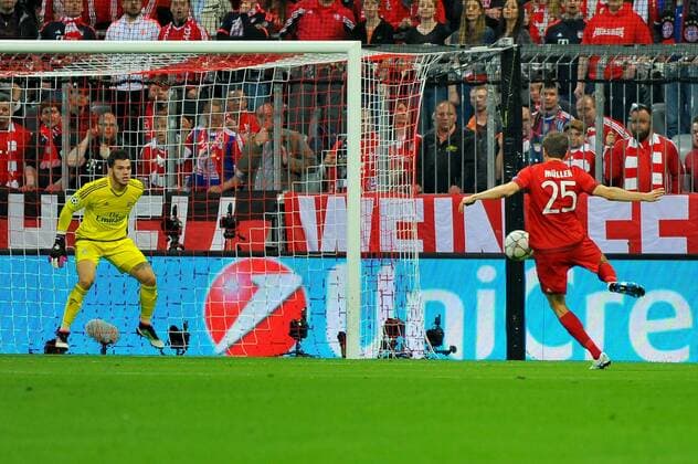 Torwart EDERSON (Benfica Lissabon), Thomas MUELLER (FC Bayern Muenchen). Deutschland, Muenchen: Fussball, UEFA Champions League Viertelfinale: FC Bayern Muenchen vs. Benfica Lissabon am 05.04.2016, Allianz-Arena.