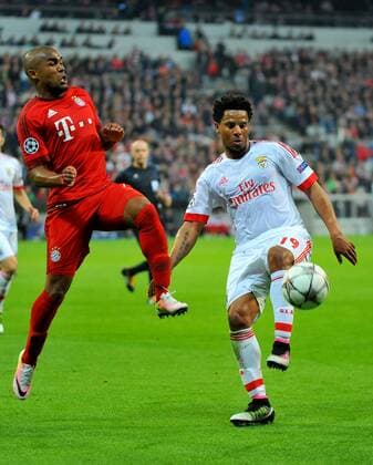 Douglas COSTA (FC Bayern Muenchen), ELISEU (Benfica Lissabon). Deutschland, Muenchen: Fussball, UEFA Champions League Viertelfinale: FC Bayern Muenchen vs. Benfica Lissabon am 05.04.2016, Allianz-Arena.
