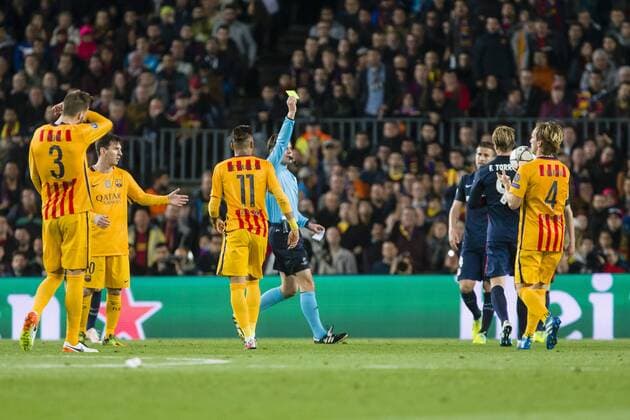 SPAIN - 5th Apr: The referee shows the yellow card to Fernando Torres during the UEFA Champions League round of 1 4 1st leg match between FC Barcelona Barca - Atleco de Madrid, played at Camp Nou Stadium on 5th Apr 2016 in Barcelona, Spain. (Credit: Mikel Trigueros Urbanandsport Cordon Press)  xMikelxTriguerosx xSPAINx-xFCxBarcelonax-xAtlecoxdexMadridx-xChampionsxLeaguex-x2015 16x