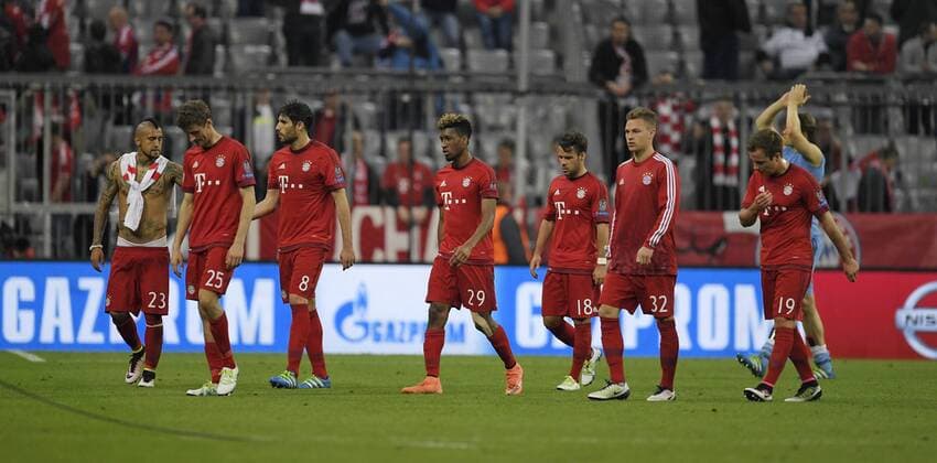 05.04.2016, Fussball Championsleague 2015 2016, Viertelfinale Hinspiel, FC Bayern München - Benfica Lissabon, in der Allianzarena München. enttäuschte Bayernspieler nach dem Spiel. 