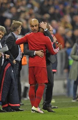 05.04.2016, Fussball Championsleague 2015 2016, Viertelfinale Hinspiel, FC Bayern München - Benfica Lissabon, in der Allianzarena München. Lange Ansprache von Trainer Pep Guardiola (FC Bayern München) nach dem Spiel an Douglas Costa (FC Bayern München). Danach umarmt er ihn. 