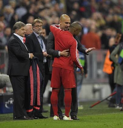 05.04.2016, Fussball Championsleague 2015 2016, Viertelfinale Hinspiel, FC Bayern München - Benfica Lissabon, in der Allianzarena München. Lange Ansprache von Trainer Pep Guardiola (FC Bayern München) nach dem Spiel an Douglas Costa (FC Bayern München). Danach umarmt er ihn. 