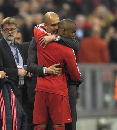 05.04.2016, Fussball Championsleague 2015 2016, Viertelfinale Hinspiel, FC Bayern München - Benfica Lissabon, in der Allianzarena München. Lange Ansprache von Trainer Pep Guardiola (FC Bayern München) nach dem Spiel an Douglas Costa (FC Bayern München). Danach umarmt er ihn. 