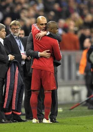 05.04.2016, Fussball Championsleague 2015 2016, Viertelfinale Hinspiel, FC Bayern München - Benfica Lissabon, in der Allianzarena München. Lange Ansprache von Trainer Pep Guardiola (FC Bayern München) nach dem Spiel an Douglas Costa (FC Bayern München). Danach umarmt er ihn. 