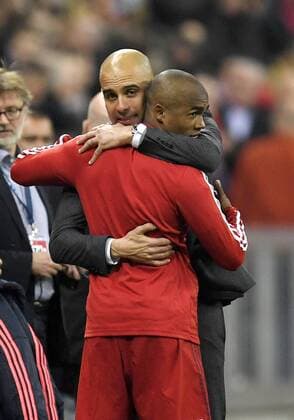 Bilder des Tages - SPORT 05.04.2016, Fussball Championsleague 2015 2016, Viertelfinale Hinspiel, FC Bayern München - Benfica Lissabon, in der Allianzarena München. Lange Ansprache von Trainer Pep Guardiola (FC Bayern München) nach dem Spiel an Douglas Costa (FC Bayern München). Danach umarmt er ihn. 