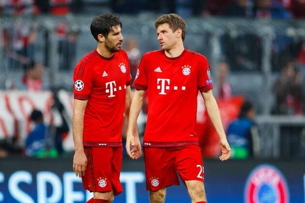 GER, UEFA CL Viertelfinale, FC Bayern Muenchen (GER) vs. Benfica Lissabon (POR) 05.04.2016, Allianz Arena, Muenchen, GER, UEFA CL Viertelfinale, FC Bayern Muenchen (GER) vs. Benfica Lissabon (POR) , im Bild Javier Martinez Aguinaga (FCB 8) mit Thomas Mueller (FCB 25) nphxStraubmeier