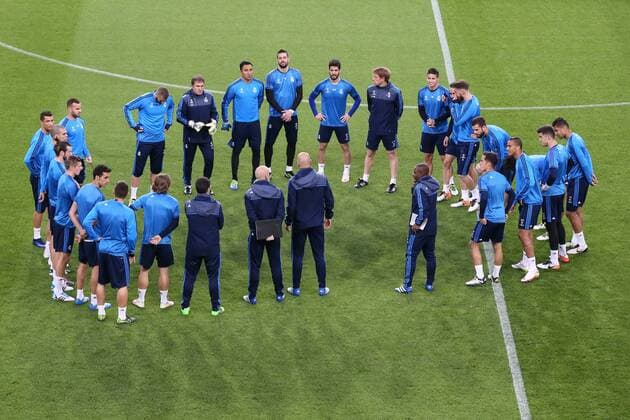 Trainer Zinedine Zidane (Mi.,Real Madrid) - Champions League Viertelfinale Saison 2015-2016 Abschlusstraining und Pressekonferenz Real Madrid in der Volkswagen Arena in Wolfsburg - Deutschland, Fussball, Mann,Männer,05.04.2016